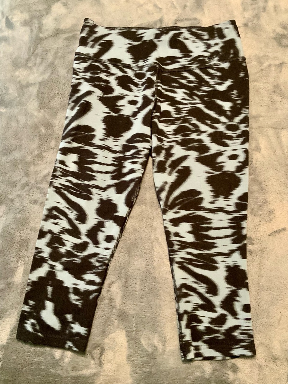Nike Women’s Black and Grey Printed Capri Leggings, Medium, Yoga, Workout